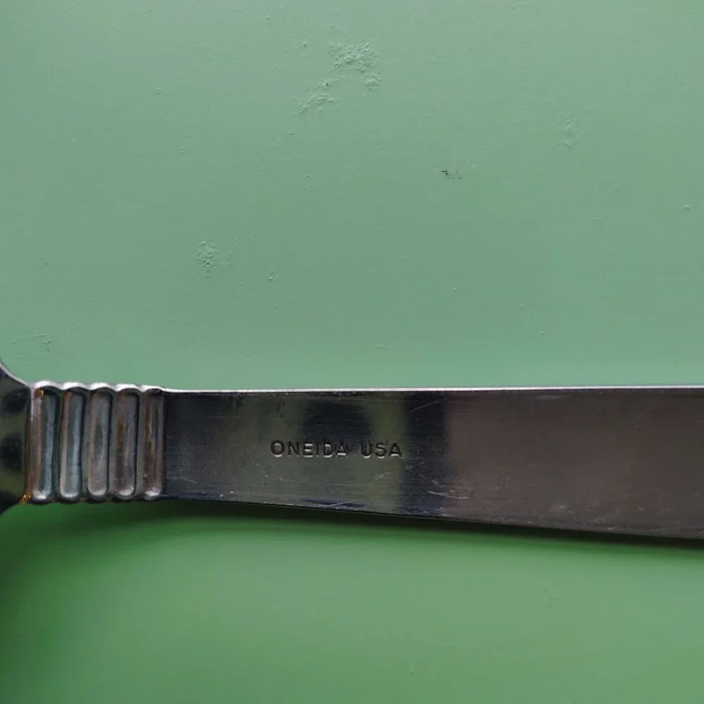 Oneida USA Raffia Stainless Steel Five Piece Silverware - Picture 4 of 9